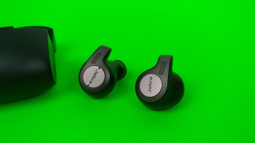 Mit den Multifunktions-Tastern lässt sich alles Wichtige direkt an den In-Ears bedienen.