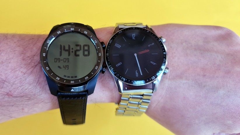 Das zusätzliche LCD der Ticwatch (li.) erinnert mehr an ein technisches Gadget, das Always-on-Display der Huawei Watch GT 2 eher an eine mechanische Uhr