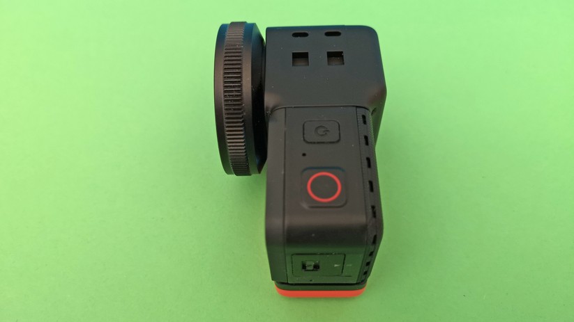 Das Modul ist dicker als der 4K-Aufsatz und schließt nicht bündig mit der Rückseite ab.