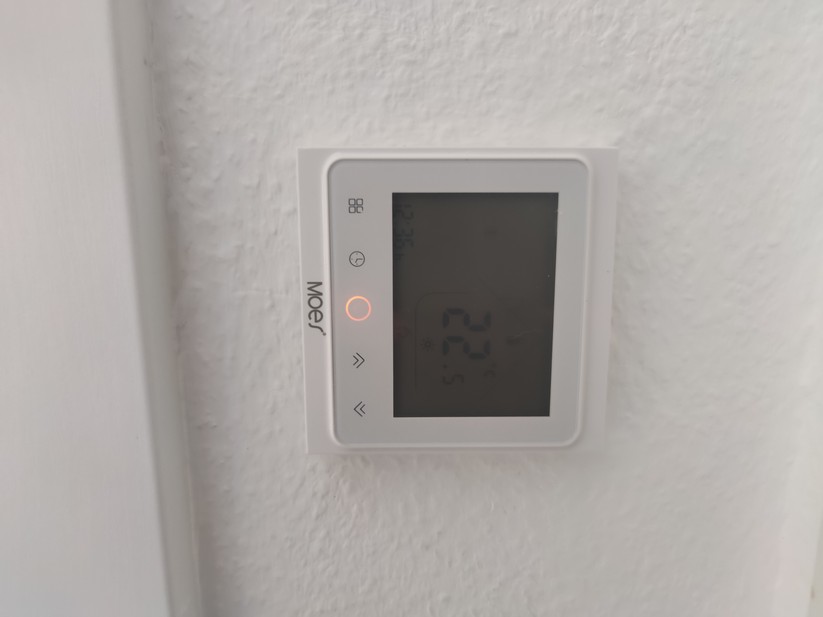 Unterputzdose mit nur zwei Schraubdomen: Moes-Thermostat kann nicht optimal befestigt werden