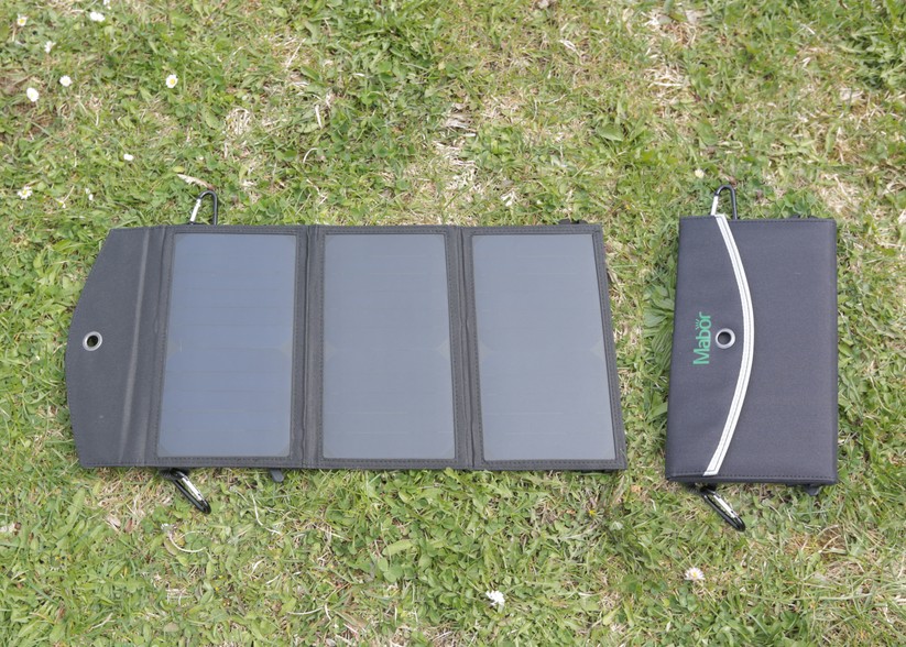 Zusammengefaltet passt der Solar-Lader in jeden Rucksack.