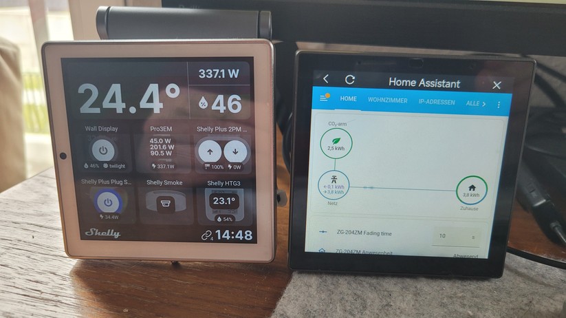 Das Sonoff NSPanel Pro (rechts) bietet einen integrierten Browser, mit dem man auf Home Assistant zugreifen kann. Das Shelly Wall Display zeigt Informationen von Shelly-Geräten an, etwa den Stromverbrauch ermittelt über Shelly Pro 3EM. Außerdem können Anwender Shelly-Geräte damit steuern.