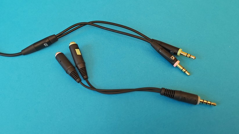 Wer das Headset am Smartphone anschließt, muss den Adapter nutzen.