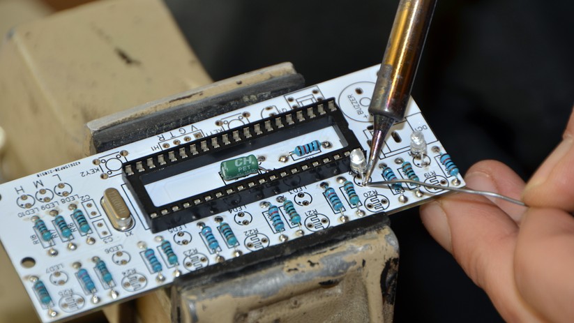 Die Bauteile müssen alle erst aufgelötet werden.