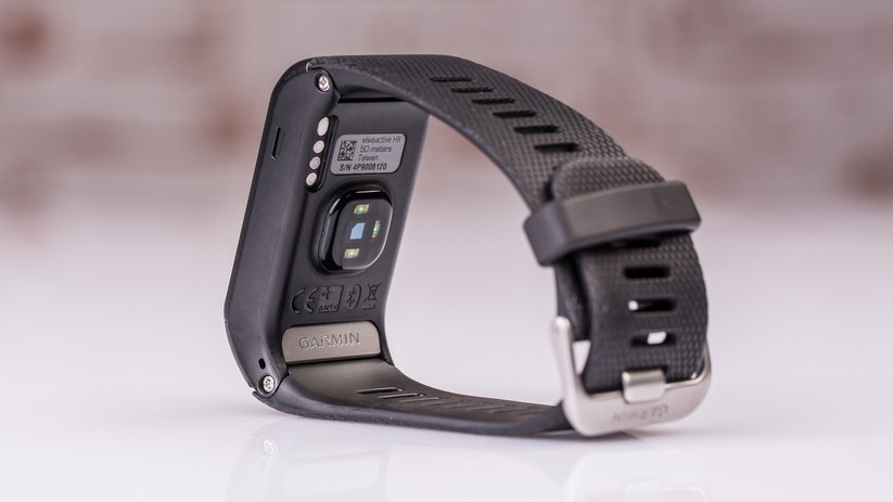 Auf der Rückseite der Vivoactive HR befinden sich drei grüne LEDs, die zusammen mit einem optischen Sensor der Pulserfassung dienen.