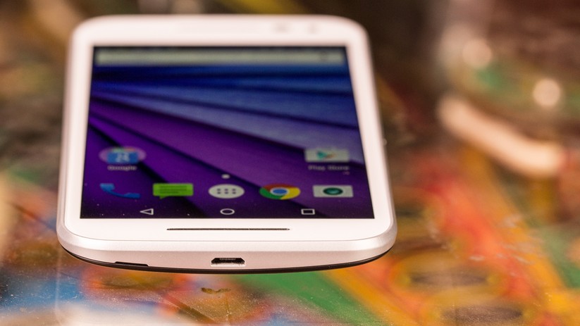 Am Rand 6,1, in der Mitte 11,6 Millimeter dick: Dadurch wirkt das Moto G der dritten Generation ein wenig altmodisch und klobig.