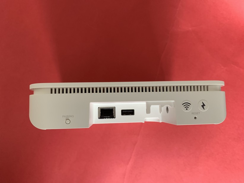 Die Alarmzentrale hat Funk-Module für Z-Wave (Alarmsensoren und Tastatur), Bluetooth (zur Einrichtung mit dem Handy), WLAN und LAN für die Verbindung ins Internet sowie ein integriertes Handynetz-Modul für die Fallback-Verbindung – samt Puffer-Akku.