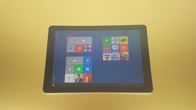 Das Full HD auflösende Display stellt Farben ansprechend dar und leuchtet hell.
