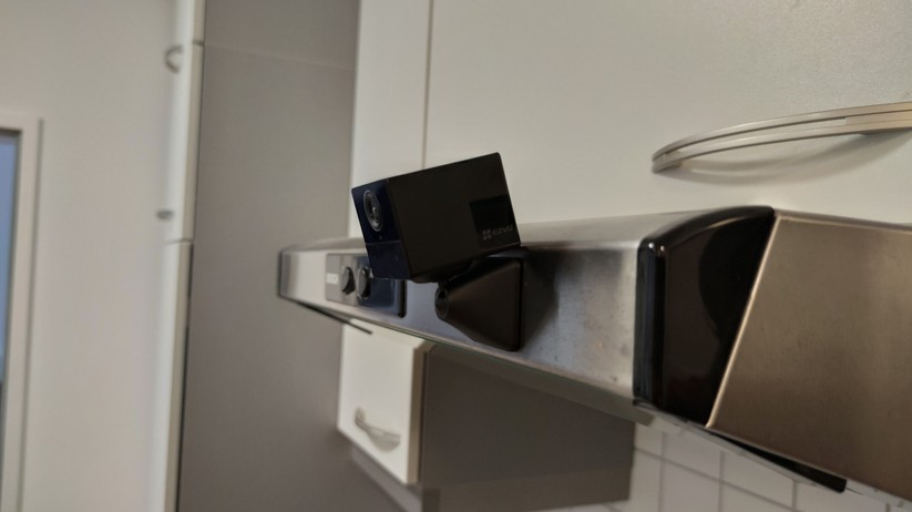 Ezviz BC2: Der magnetische Standfuß erlaubt eine flexible Positionierung der Kamera.