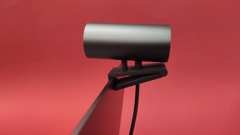 Dell Ultrasharp 4K WB7022: Die magnetische Halterung sorgt für eine stabile Befestigung.