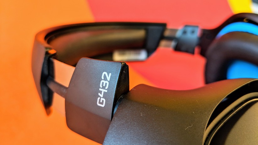 Das Kopfband ist bei allen Headsets aus Metall gefertigt. Das Drehgelenk beim G432 knarzt bei Bewegung.
