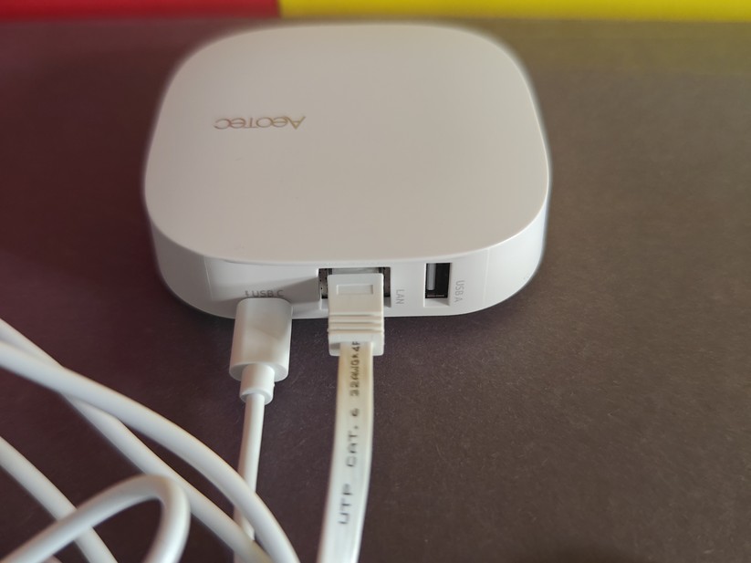 Der neue V4-Hub ist deutlich flotter als der Vorgänger V3-Hub. Außerdem bietet er mehr RAM und auch mehr Speicherplatz. Letzteres ist etwa wichtig, wenn man viele Geräte im Einsatz hat und für die lokale Ausführung entsprechende Edge-Treiber auf der Zentrale installieren möchte. Der V4-Hub unterstützt wie der Vorgänger Zigbee, Thread und Matter, verzichtet aber auf Z-Wave. 