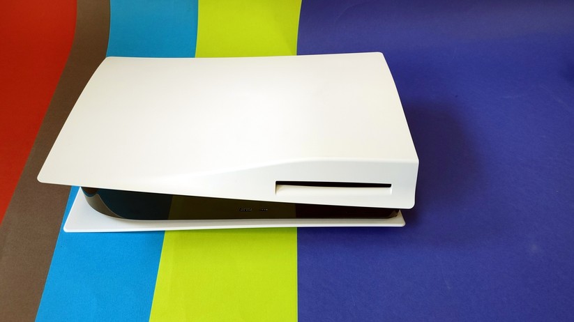 PS5 Upgrade: PS5 herunterfahren, abstecken und flach hinlegen. 