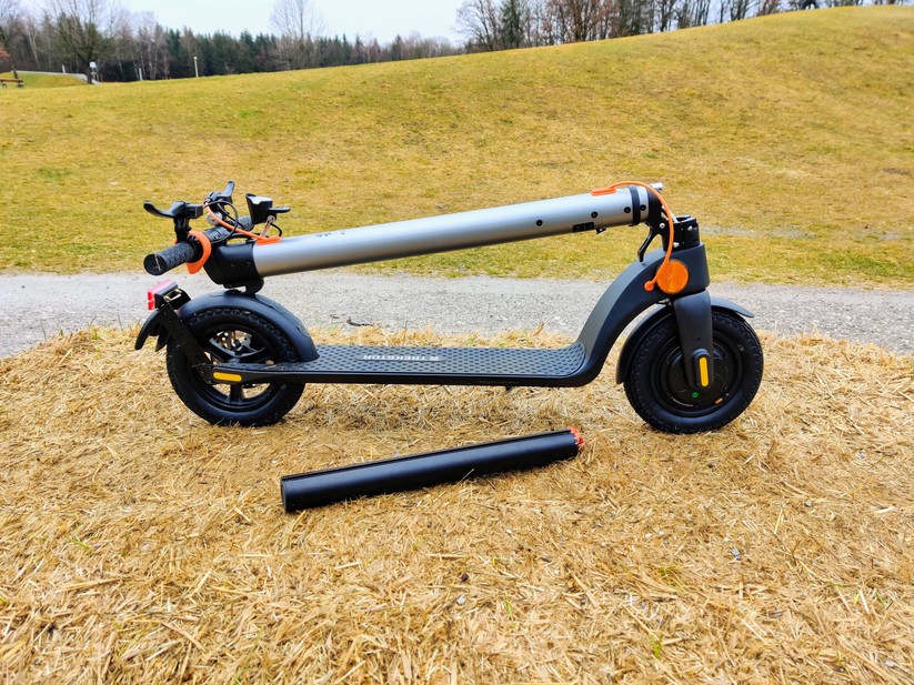Der 48 cm lange Akku wiegt 1,5 kg und dient zur Not zur Selbstverteidigung. 