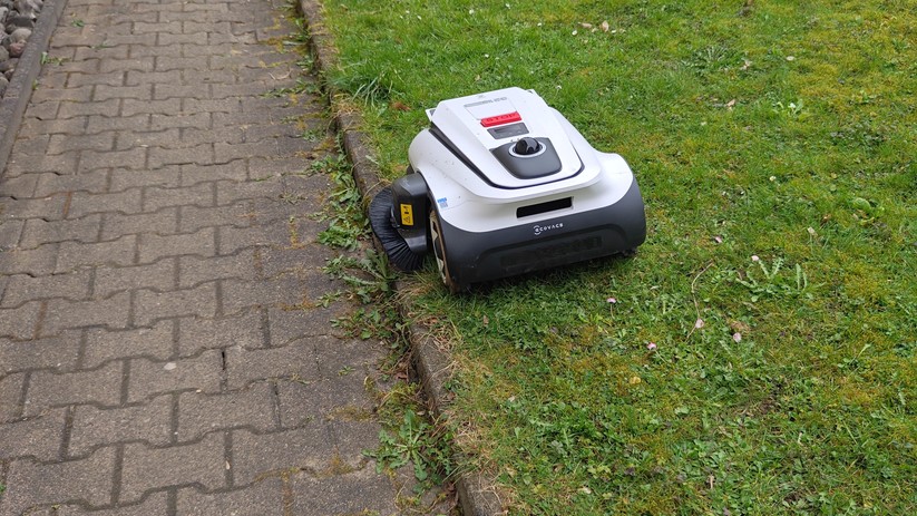 Der Trimmer funktioniert noch nicht perfekt. Aber nach zwei Durchläufen kann sich das Ergebnis sehen lassen. So wenig Nacharbeit an den Kanten bietet bislang kein anderer von uns getesteter Mähroboter.