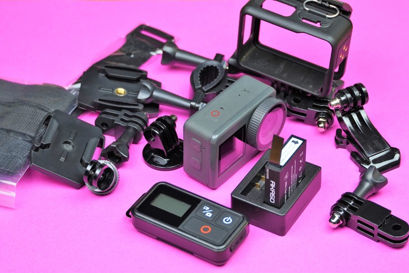 Fernbedienung, zwei Akkus, Doppellader und diverse Halterungen – die Akaso Brave 7 ist extrem reich bestückt.