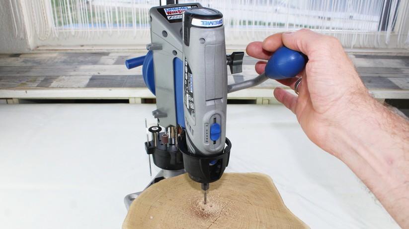 Die Workstation erleichtert das stationäre Arbeiten mit dem Dremel.