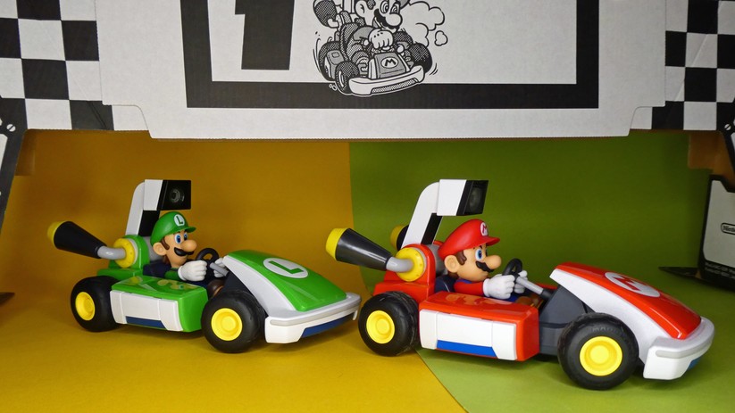 Die beiden erhältlichen Karts werden von Mario oder Luigi gesteuert.