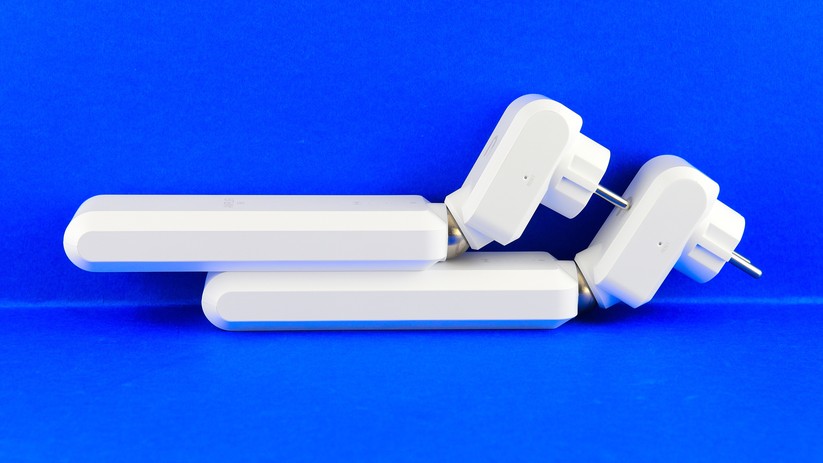 Die beiden Ubiquiti AmpliFi HD WLAN-Mesh-Points sind ungewöhnlich lang. Auf ihren Magnetkugeln kann man sie flexibel ausrichten (Bild: Harald Karcher).