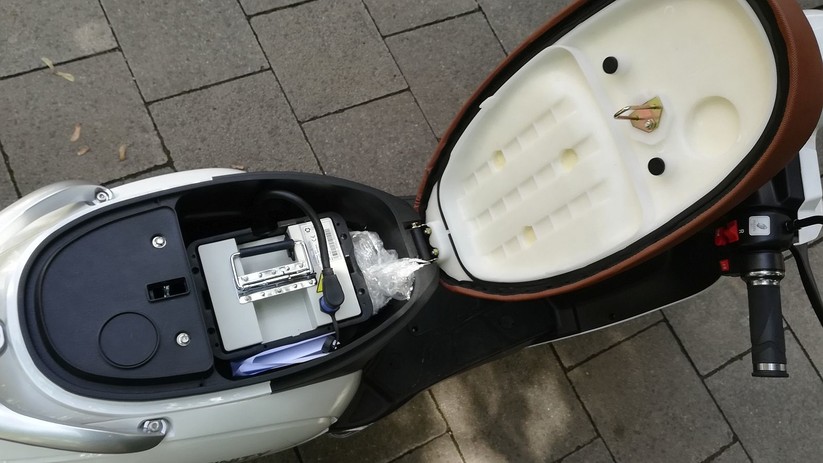 Der Akku unter dem Sitz.