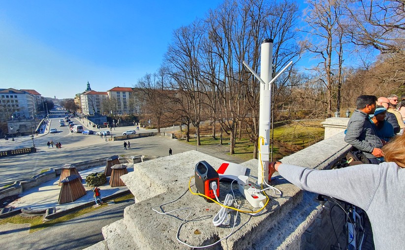 Den weißen TP-Link-EAP110 montieren wir an einem kurzen Masten. Das PoE-fähige Netzteil direkt darunter. Den Strom bezieht der Access Point aus einem tragbaren 230-Volt-Akku.