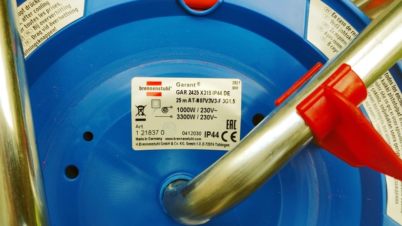 Kabeltrommeln haben zwei Angaben zur maximalen Leistung, auf- und abgerollt. 