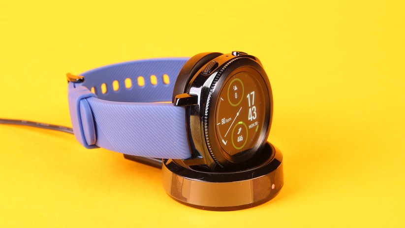 Die Gear Sport auf der Ladestation.