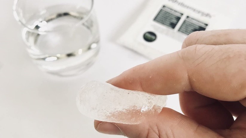 Thermoplastische Kunststoffe können nach dem Erwärmen wie Knete verformt werden.
