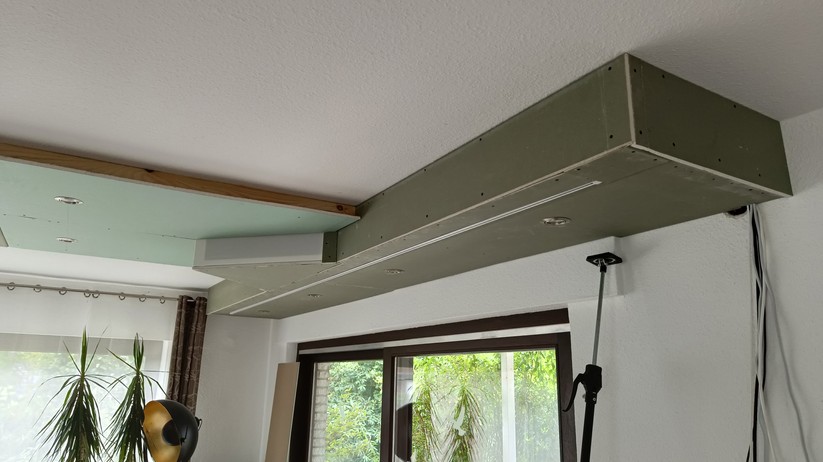 DIY Heimkino mit Beamerlift und Motorleinwand