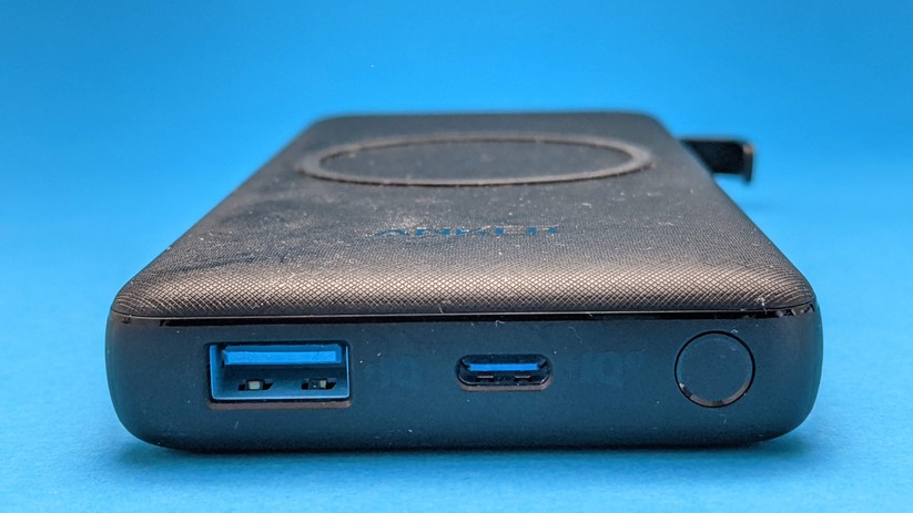  USB-A- und USB-C-Anschluss sind gut zu sehen. 