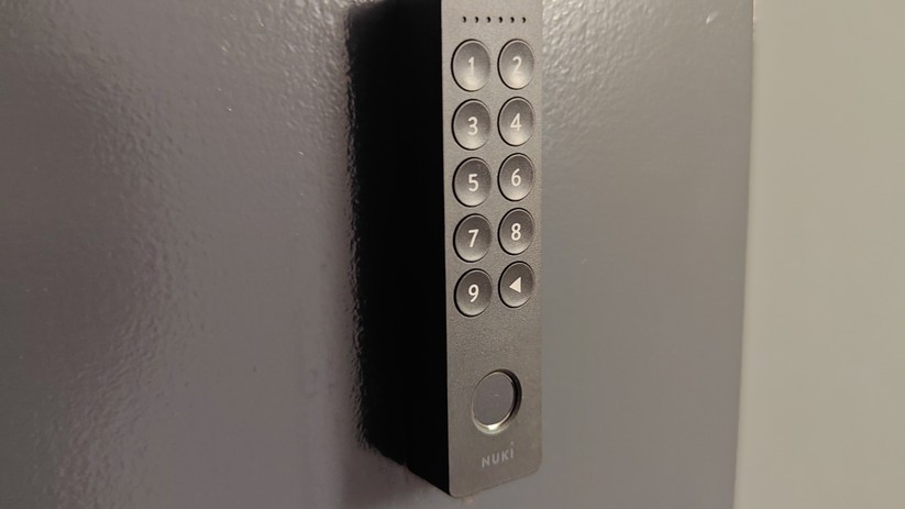 Das Öffnen der Tür gelingt mit dem im Keypad 2.0 integrierten Fingerabdrucksensor nicht nur schnell, sondern auch sehr komfortabel.