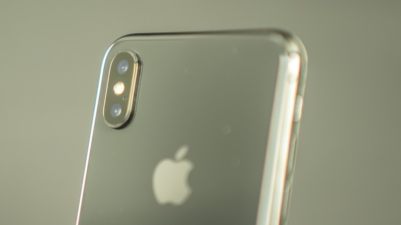 Die Kamera des iPhone X ragt deutlich aus dem Gehäuse heraus.