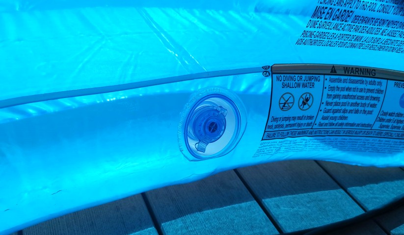 Viele günstige Planschbecken und Pools haben nur eine Luftkammer. Ein einziges Loch kann so den ganzen Pool zusammenfallen lassen. 