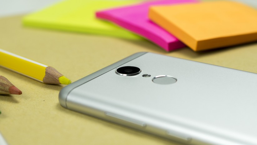 Die hintere Kamera mit 13 Megapixel ragt leicht aus dem Gehäuse heraus.