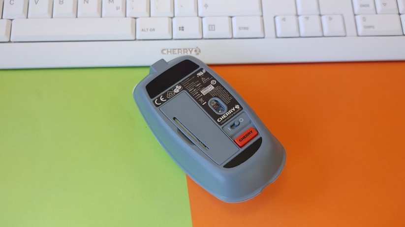 Der Funkempfänger ist ein kleiner USB-A-Dongle, der in der Maus aufbewahrt wird. 