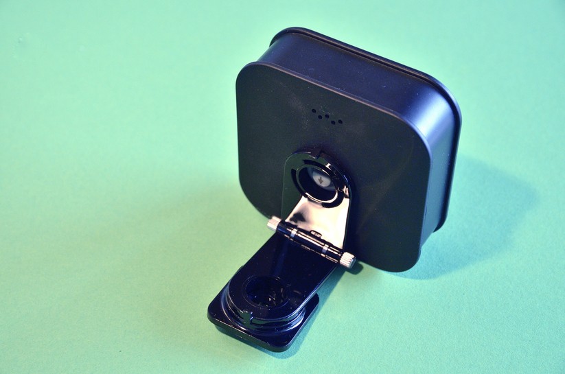 Der Kamerahalter wird an der Rückseite einfach eingeklickt. Unter Normalbedingungen reicht das, für den Außeneinsatz dürfte es etwas robuster sein.