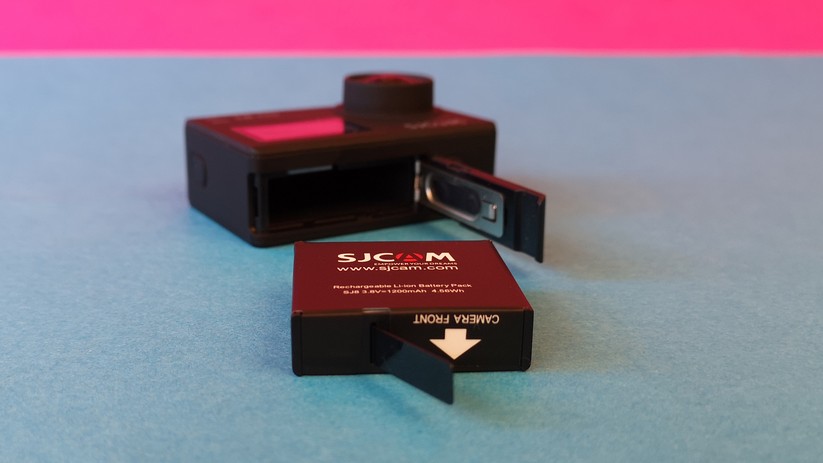 Der Akku der SJ8 Pro ist austauschbar.