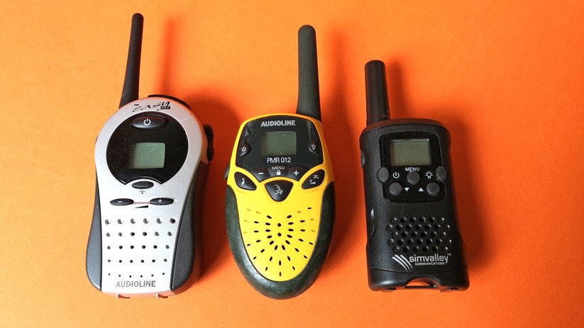 Solange der gleiche Funkstandard genutzt wird, sind die Walkie-Talkies kompatibel zueinander.