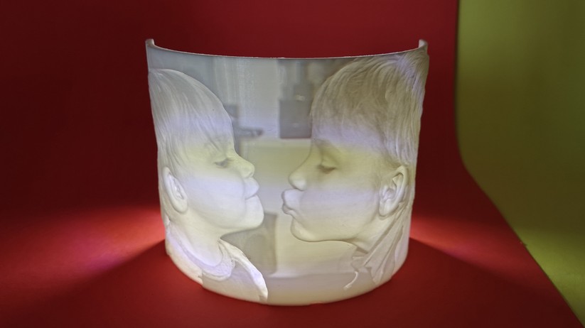 Halbrund steht das Lithophane auch ohne zusätzliches Hilfmittel.