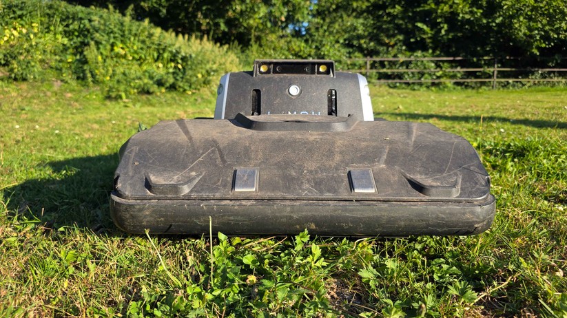 Lymow One Plus: Mähroboter mit Raupenantrieb, RTK- und kameragestützte Navigation sowie ungewöhnlich große Rotationsmesser.