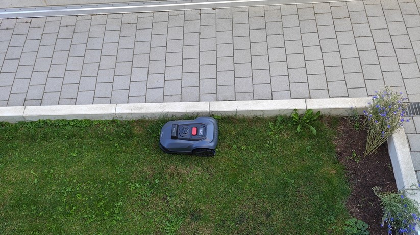 Natural Expression Performance 7: Kamerabasierter Mähroboter für Flächen bis 500 m² und einer Schnittbreite von 18 cm.