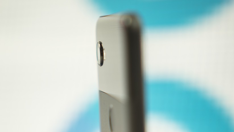 Die Kameras der neuen Pixel-2-Smartphones guckt aus dem Gehäuse heraus.