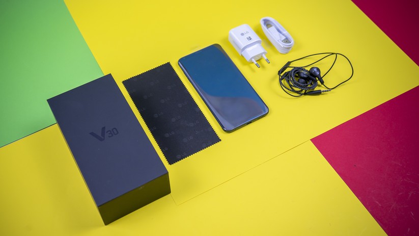 Der Lieferumfang des LG V30 ist großzügig.