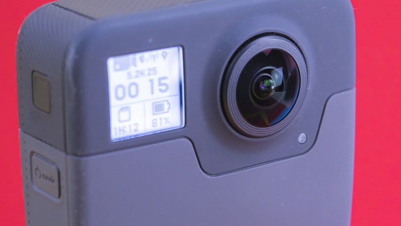 Auf der vorderen und hinteren Seite der GoPro Fusion sitzen zwei rote LEDs.