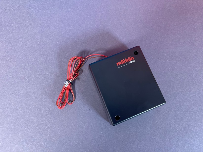 Die Gleisbox verbindet Schienen, Controller und Netzteil miteinander.