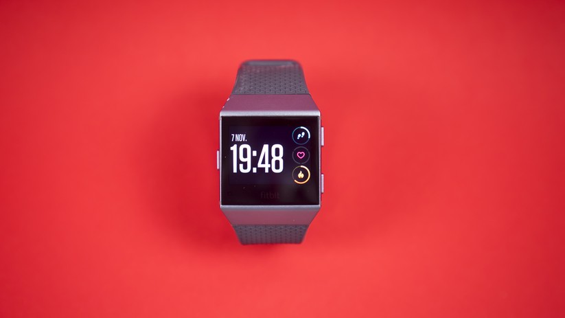 Das Display der Fitbit Ionic ist im Breitbildformat.