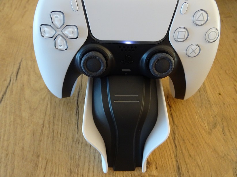 Die Front des Snakebyte Twin:Charge 5 orientiert sich am V-förmigen PS5-Design. 