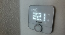 Das Bosch Raumthermostat II 230V nutzt zur Steuerung von Fußbodenheizungen die Zigbee-Funktechnik. Obwohl es damit grundsätzlich einen Hub benötigt, sind Anwender nicht auf das Bosch-Ökosystem festgelegt: Das Thermostat kann auch direkt in Home Assistant eingebunden werden.