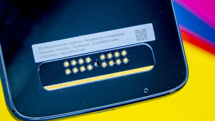 Auf der Rückseite sitzen die Federkontaktstifte zum Anlegen der Moto Mods.