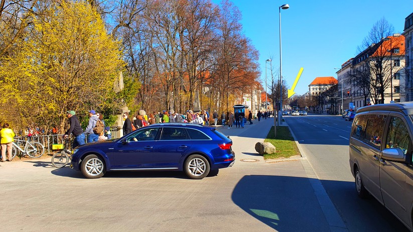 Der vierte Messpunkt liegt zwischen der Eisbachwelle (links vorne) und dem Haus der Kunst (links hinter dem Fotografen). Von hier sind es knapp 730 Meter bis zu den beiden WLAN-Stationen am Fuße des Friedensengels. Die Sicht zu den zwei Funk-Stationen ist hier schon durch Äste eingeschränkt. Hier findet das Handy unsere Testboxen nicht mehr.